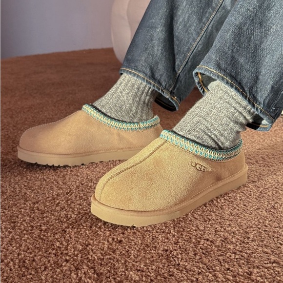 Ugg Tasman II Slipper  Color: Driftwood / White Pepper  big kids size - Picture 1 of 11